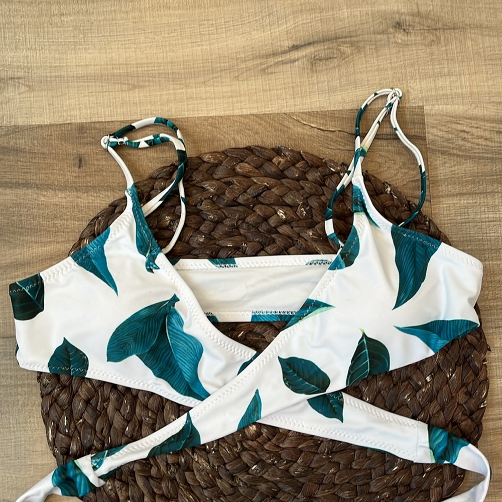 Cupshe Push Up Bikini Top Leaf Pattern Crossover … - image 3